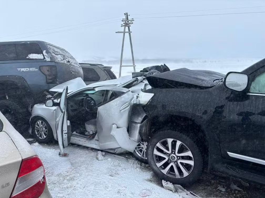 Tempestade de neve causa engavetamento com 95 carros no Cazaquistão; VEJA VÍDEO