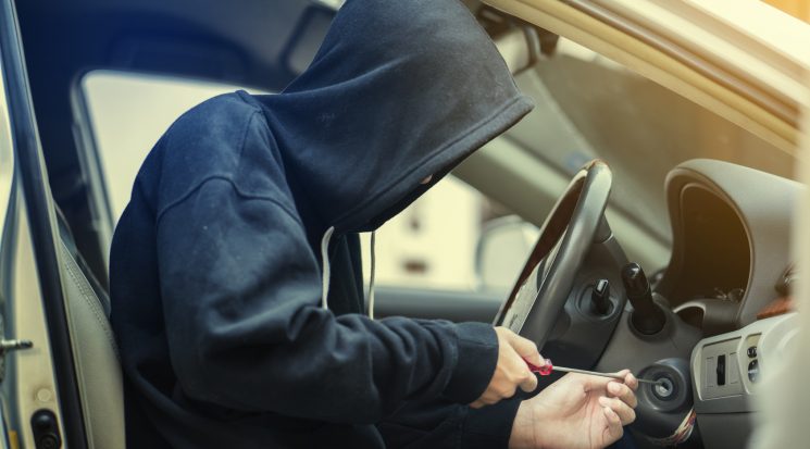 Carro é roubado à luz do dia em São Paulo e câmera registra ação criminosa; VEJA VÍDEO