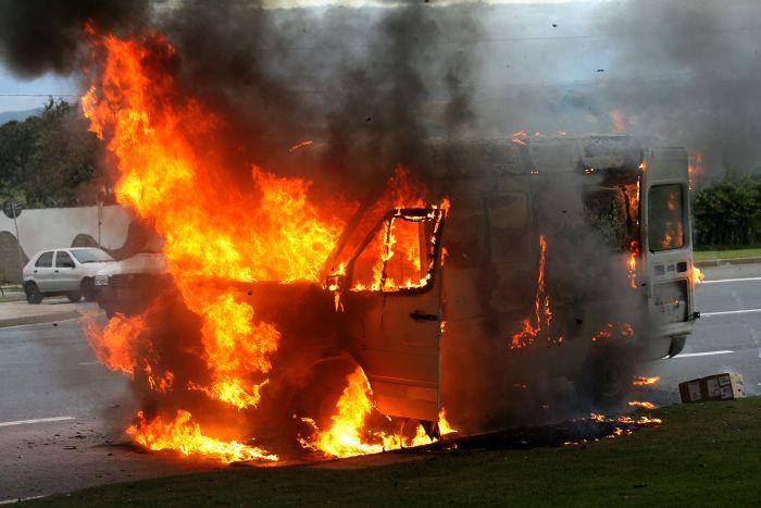 Incêndio destrói van de R$ 500 mil em Balneário Camboriú; VEJA VÍDEO