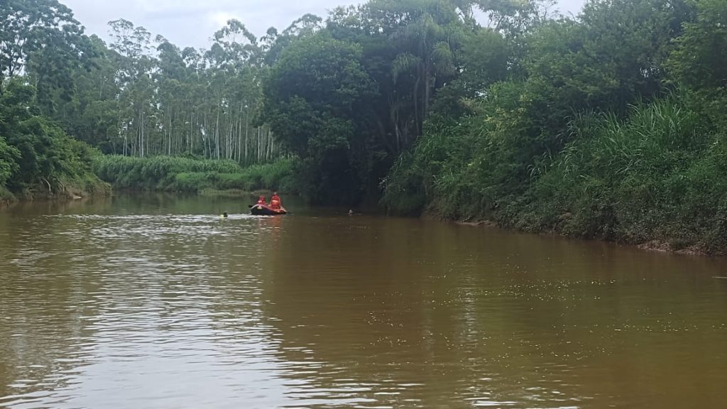 Jovem desaparece e é encontrado sem vida no Rio Mãe Luzia em Forquilhinha; VEJA VÍDEO