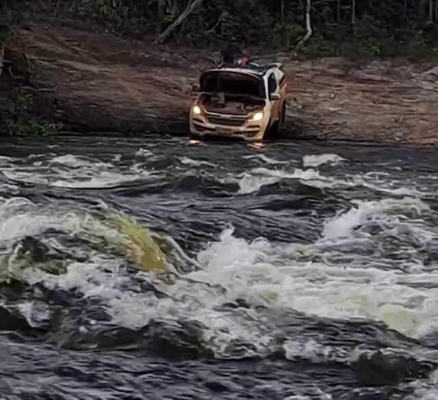Grupo encara desafio surreal e atravessa rio com caminhonete