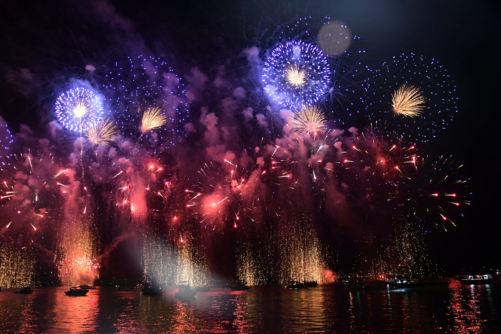 Fogos de artifício silenciosos iluminam o céu de São Paulo na virada para 2025; VEJA VÍDEO