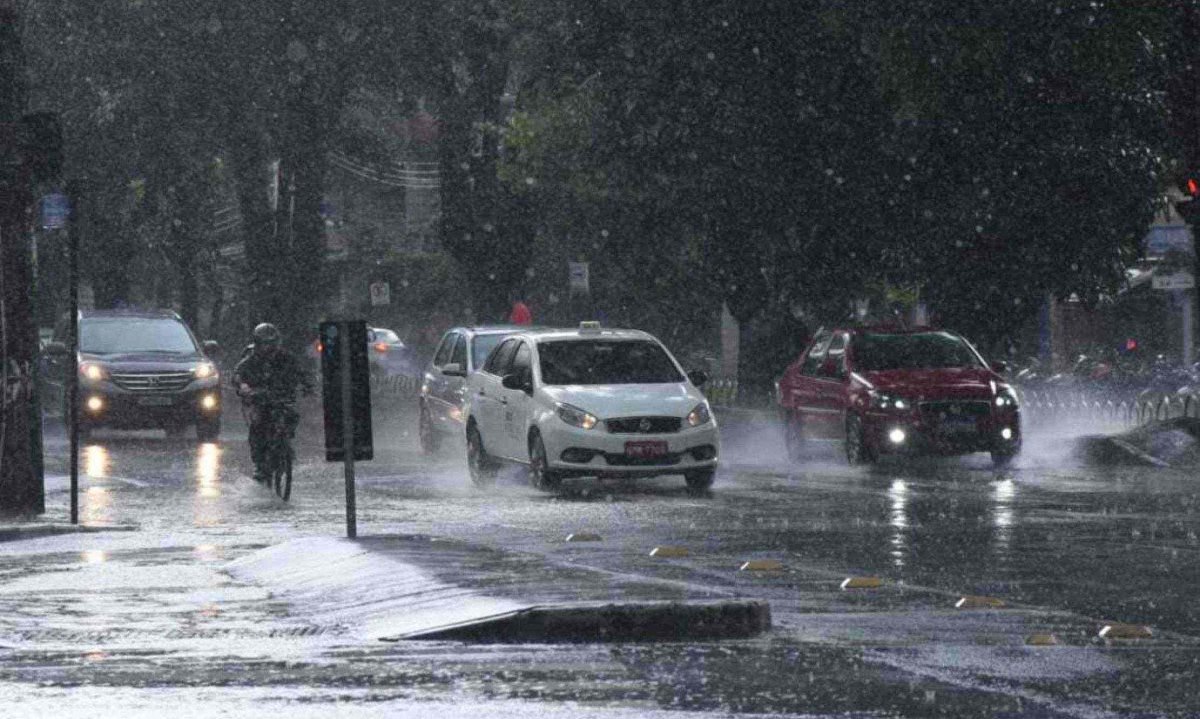 Chuva torrencial em BH deixa carros arrastados e comércio inundado; VEJA VÍDEO