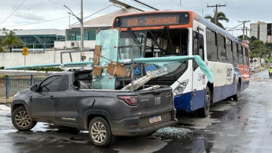 Ônibus arrasta picape conduzida por menor de idade em Cuiabá; VEJA VÍDEO