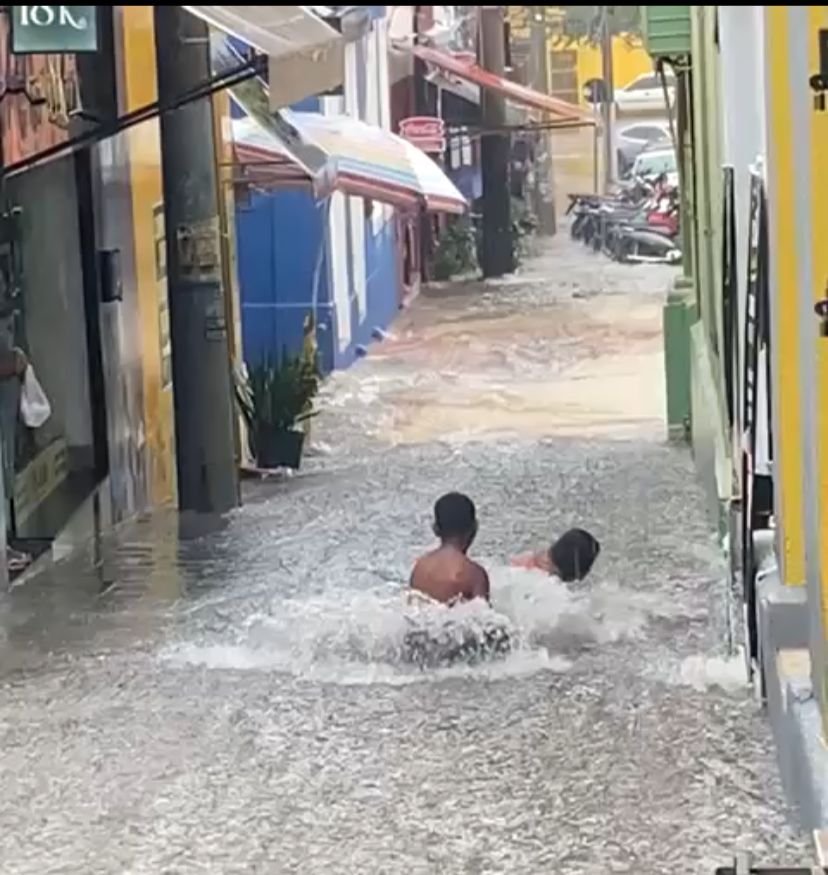 Crianças brincam na água acumulada e viralizam em Cuiabá