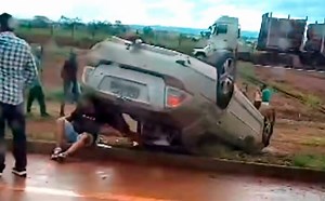 Corolla Cross perde controle e capota na BR-364