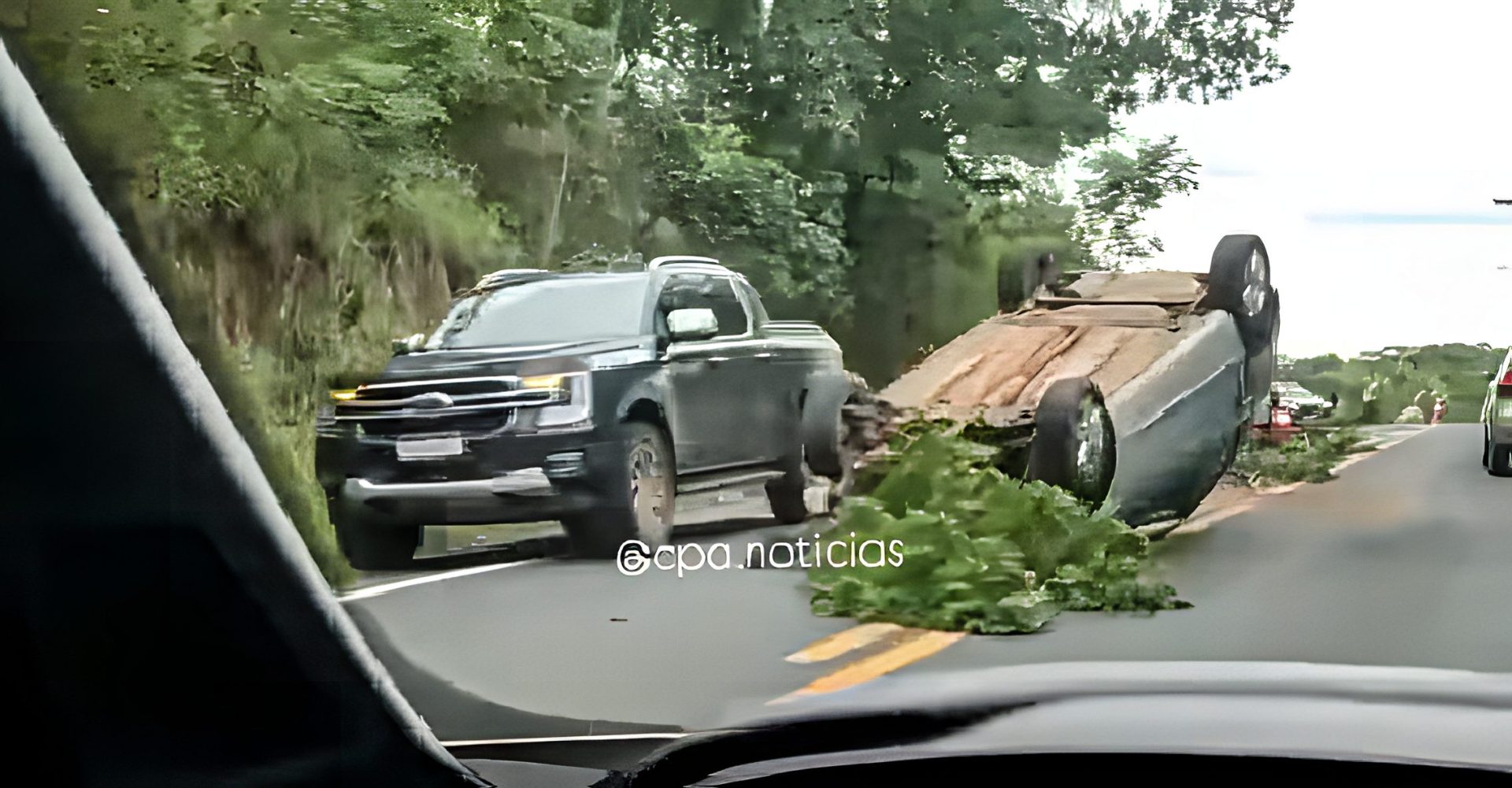 m carro capotou na Estrada da Guia, em Cuiabá