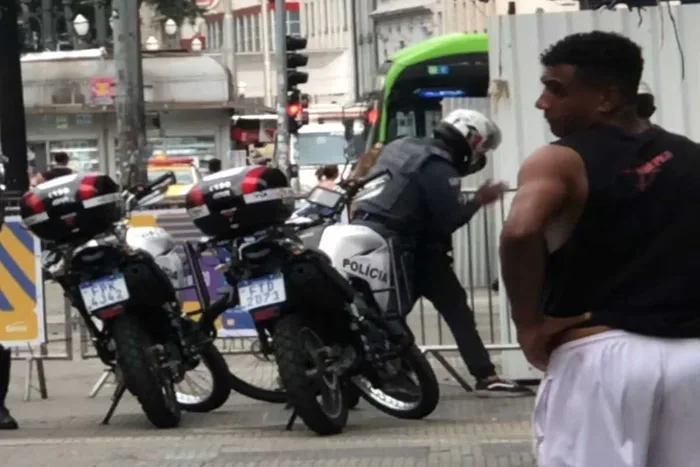 Policial agride jovem entregador em plena luz do dia