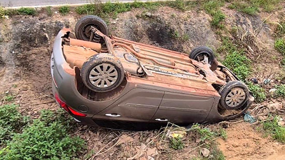 Carro capota e vai parar em vala de escoamento em Sinop