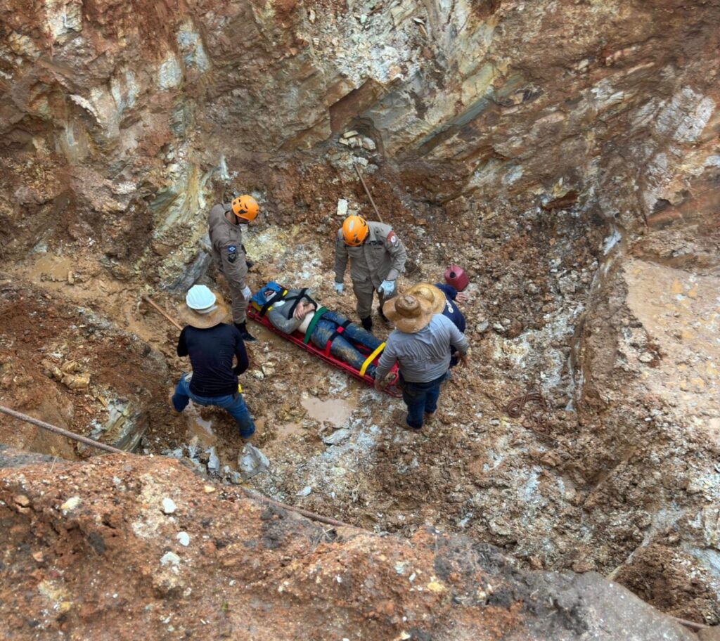 Escavadeira Causa Acidente Chocante em Pontes e Lacerda