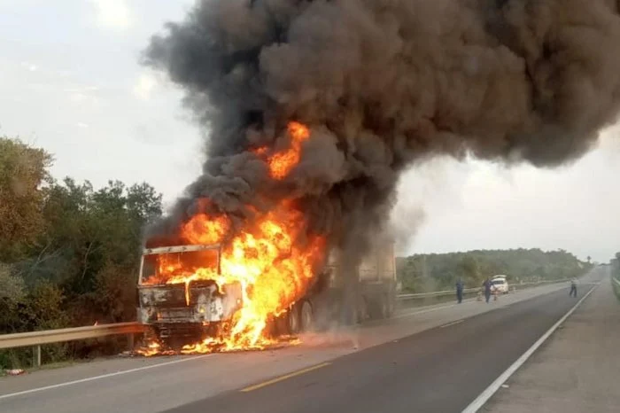 Caminhão de mudança pega fogo na DF-290 e esforço coletivo emociona; VEJA VÍDEO