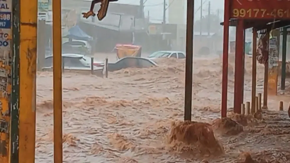 Idosa de 80 anos escapa de alagamento no Guará Park em cena dramática; VEJA VÍDEO