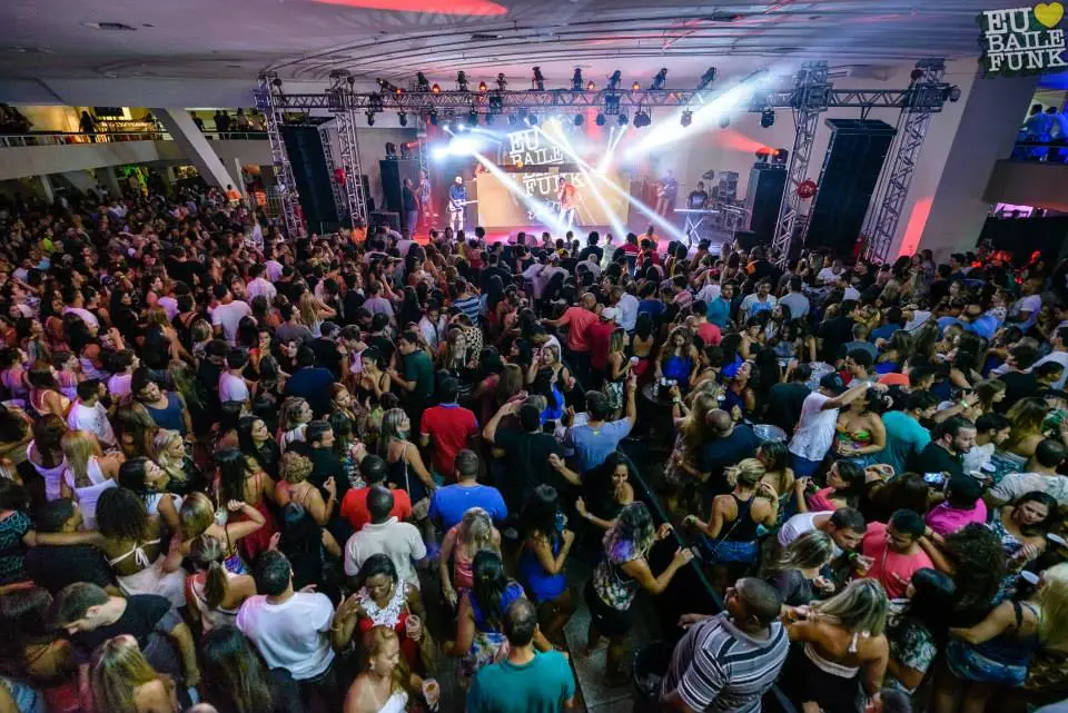 Pancadaria em baile funk em Itajaí termina em caos e fuga; VEJA VÍDEO