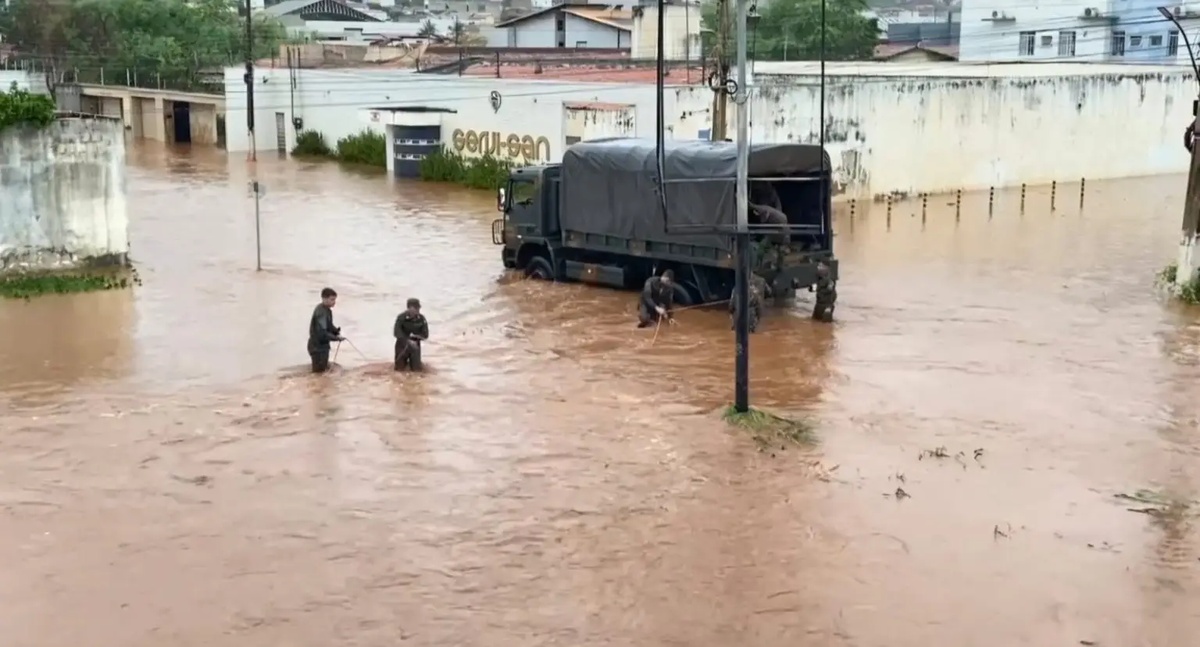Enchente deixa bairros alagados e causa morte em tentativa de resgate no Piauí; VEJA VÍDEO