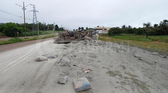 Tombamento de carreta gera caos no trânsito