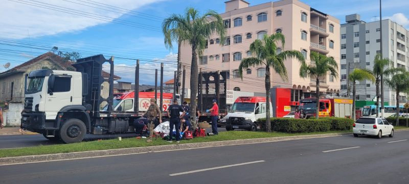 Vendedora de trufas morre atropelada por caminhão em SC; VEJA VÍDEO