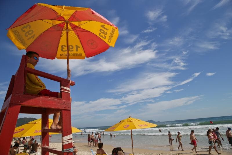Guarda-vidas resgata criança perdida em praia de Florianópolis; VEJA VÍDEO