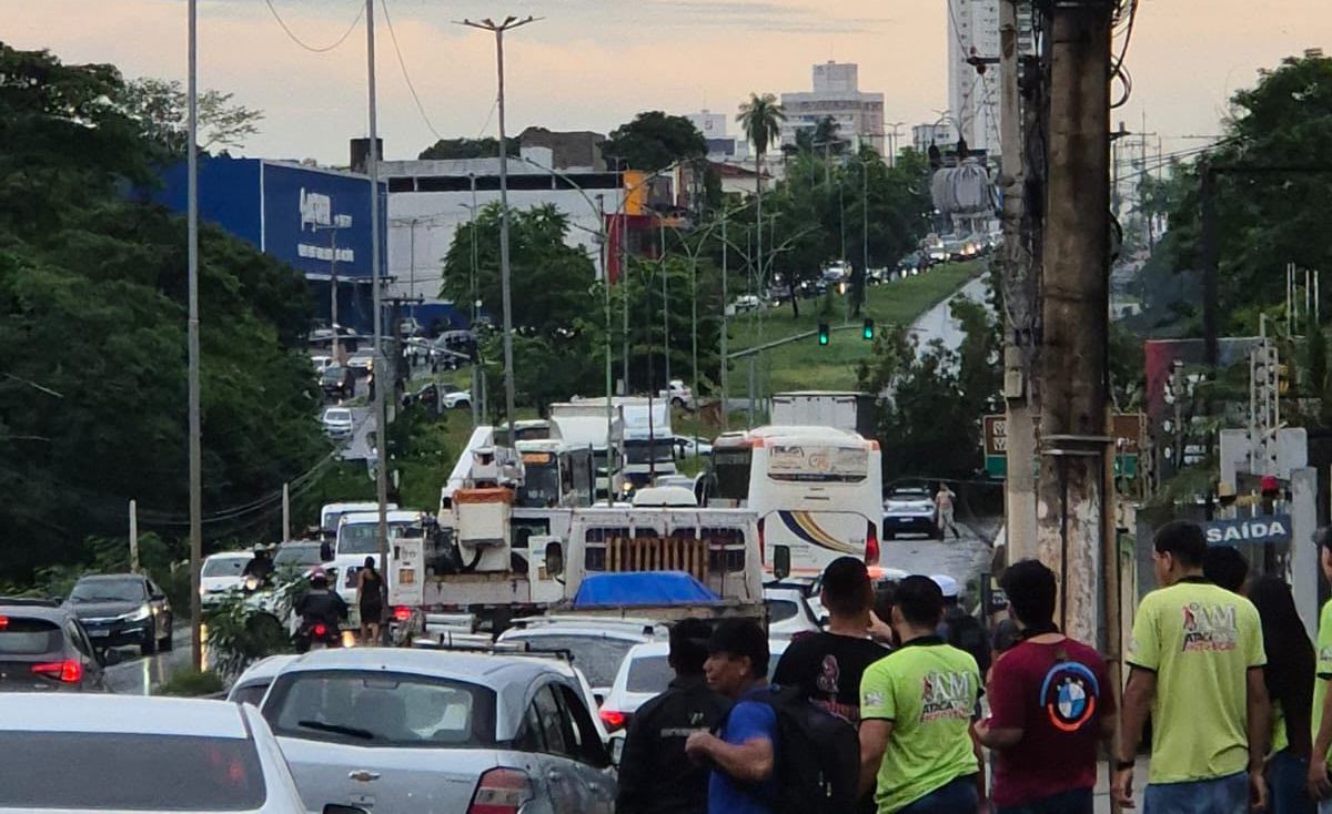 Acidente com árvore na ponte do Rio Coxipó deixa Cuiabá no caos