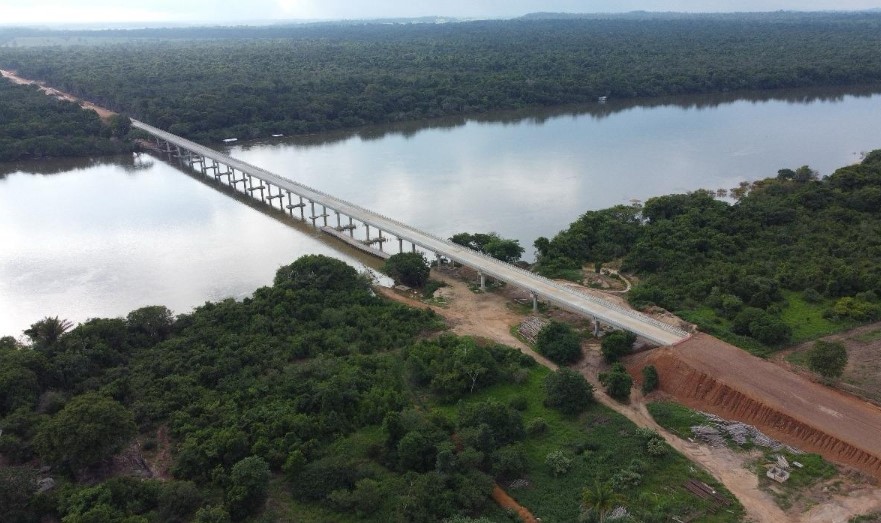 População celebra conclusão da ponte sobre o Rio Teles Pires