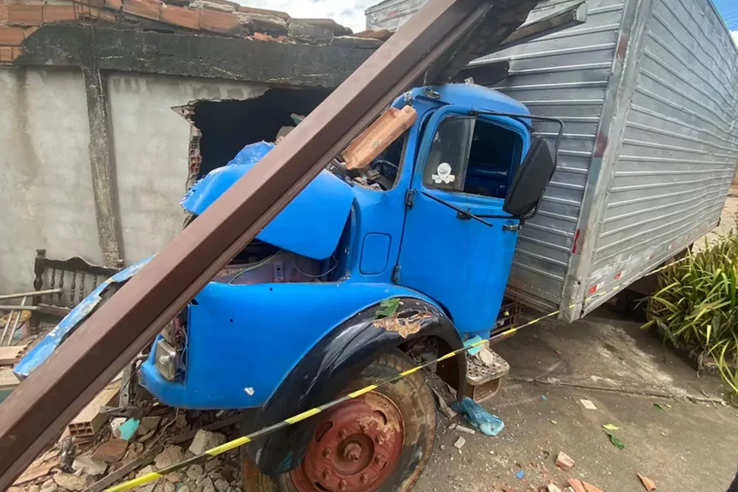 Caminhão desgovernado atinge casas e carros em BH, motorista não tinha CNH; VEJA VÍDEO