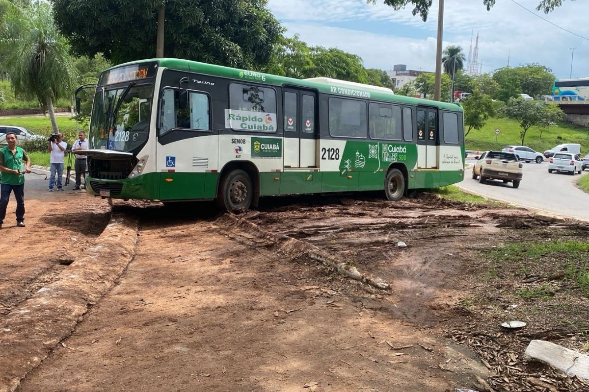 Ônibus atola em canteiro e trava trânsito em Cuiabá