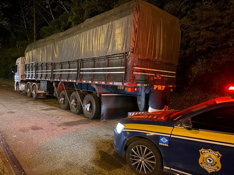 Caminhoneiro é preso com R$ 16 milhões em drogas escondidas na carga em BH; VEJA VÍDEO