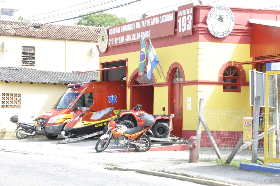 Quartel dos bombeiros desaba em Santa Catarina durante fortes chuvas; VEJA VÍDEO