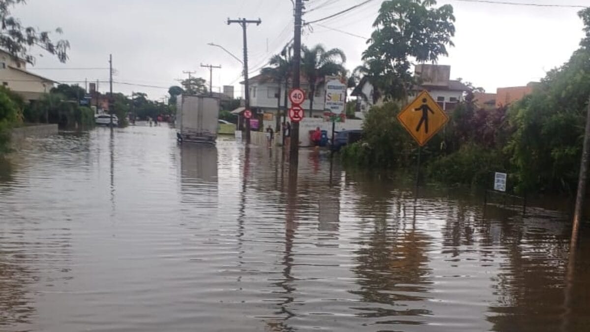 Chuva deixa SC-401 intransitável e causa caos em Florianópolis; VEJA VÍDEO