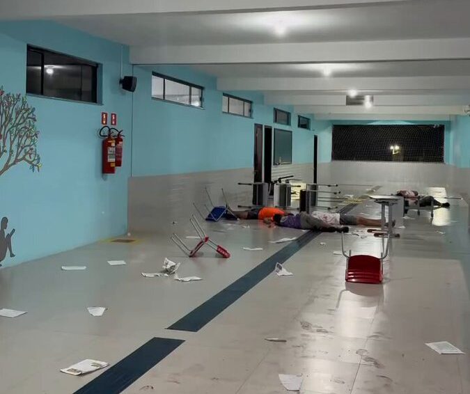 Policiais enfrentam simulação de ataques em escola