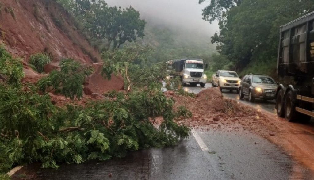 Chuvas provocam deslizamentos e colocam motoristas em risco
