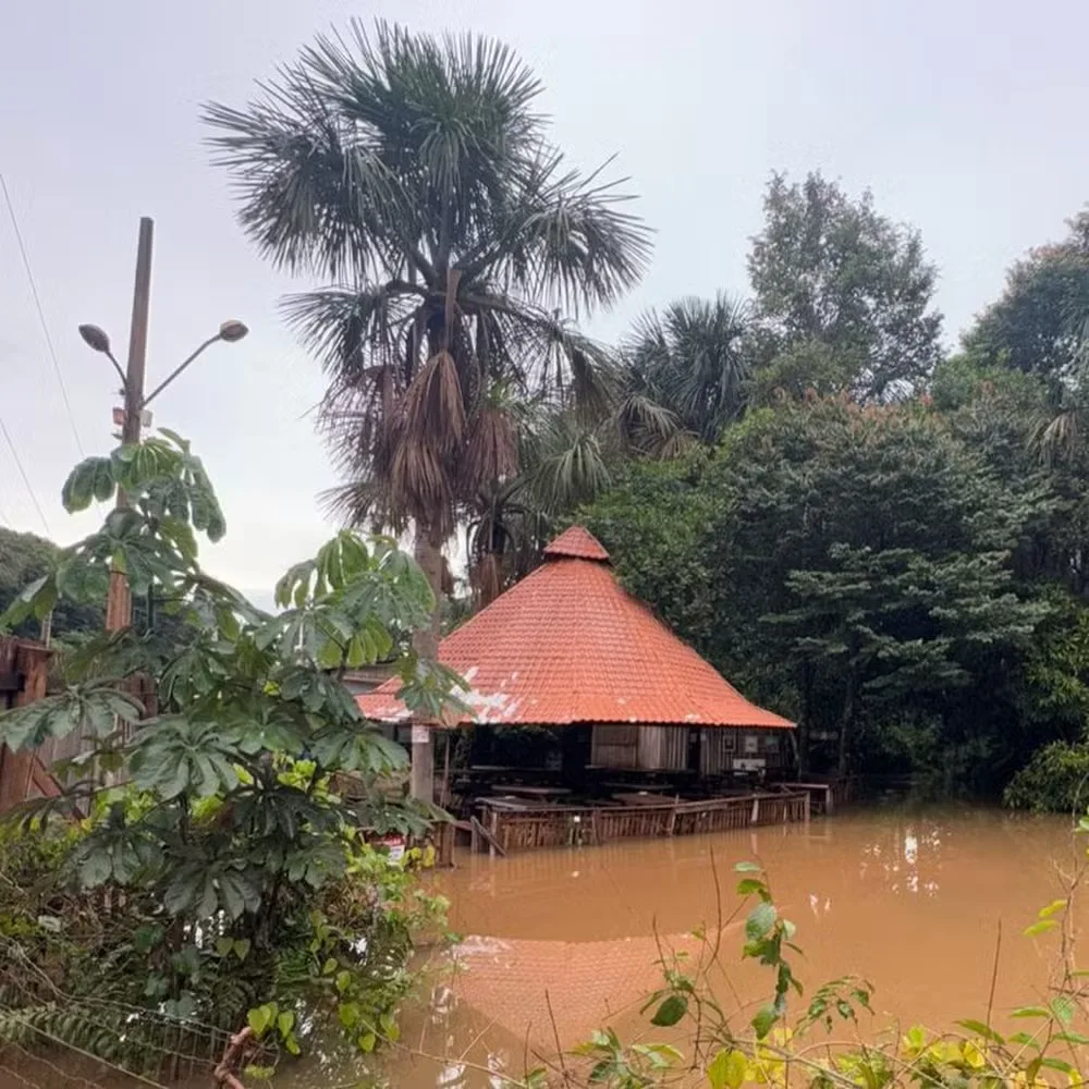Chuva intensa transforma ponto turístico de Nobres em caos