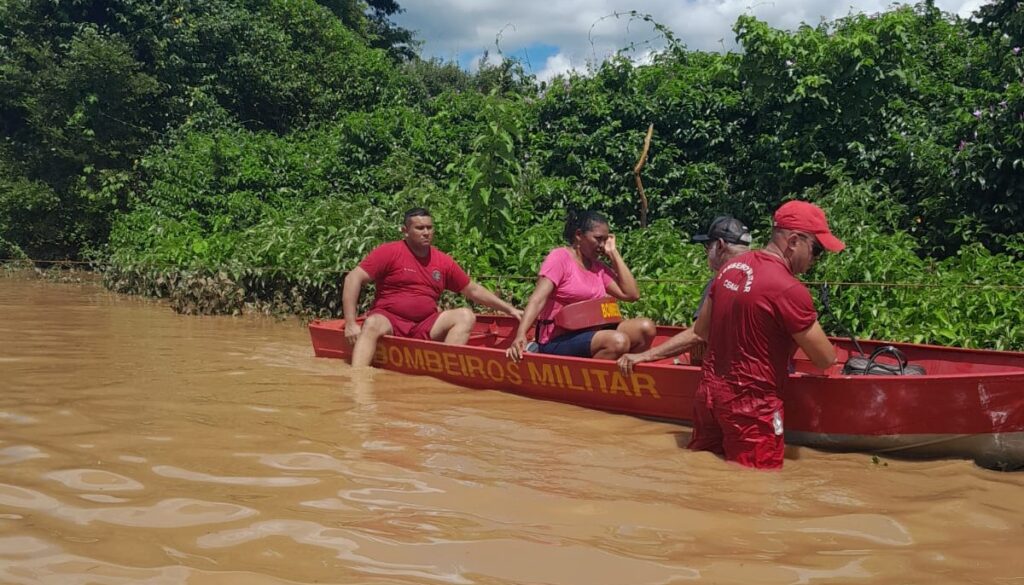 Bombeiros resgatam moradores ilhados em Paranatinga durante enchentes