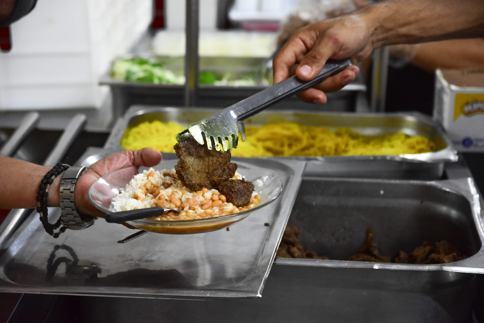 Restaurante em Cuiabá oferece refeições por R$ 1 e transforma vidas com solidariedade; VEJA VÍDEO