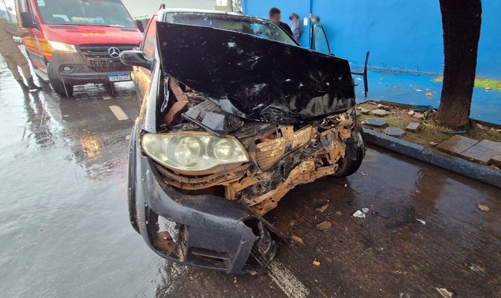 Colisão violenta entre três veículos assusta moradores de Sinop