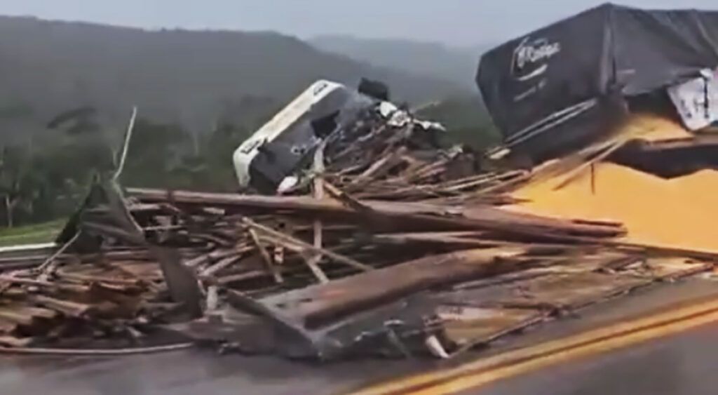 Acidente com caminhões Scania paralisa BR-163 em Mato Grosso
