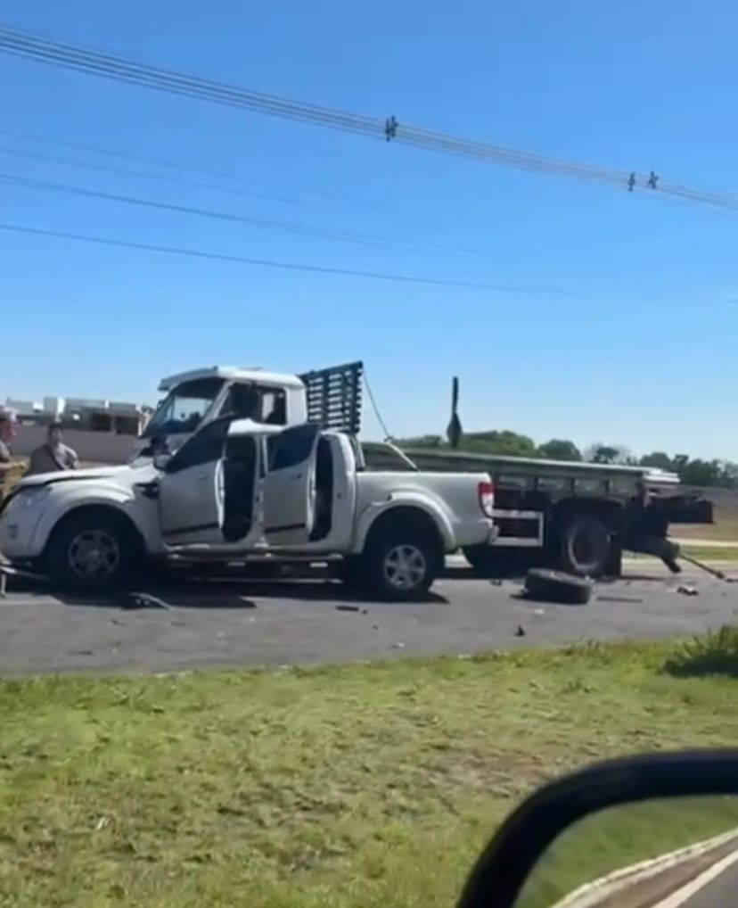 Caminhonete e Caminhão Colidem em Cuiabá