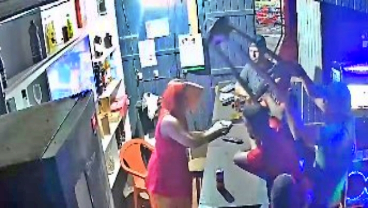 Homem atinge mulher com banqueta em boate