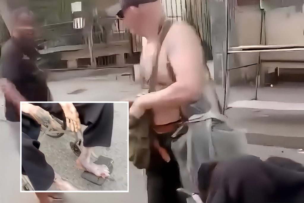 Filho carrega corpo da mãe pelas ruas em cadeira de rodas