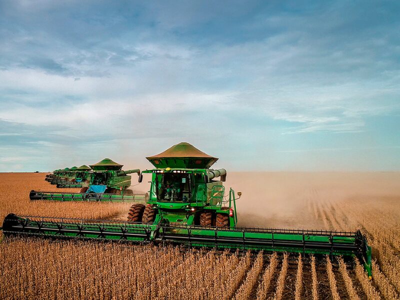 Venda de máquinas agrícolas desaba 20% e setor enfrenta dilema para 2024; VEJA VÍDEO
