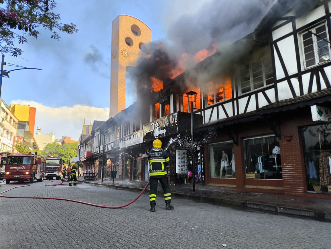Incêndio de grandes proporções atinge prédio histórico no centro de Blumenau; VEJA VÍDEO