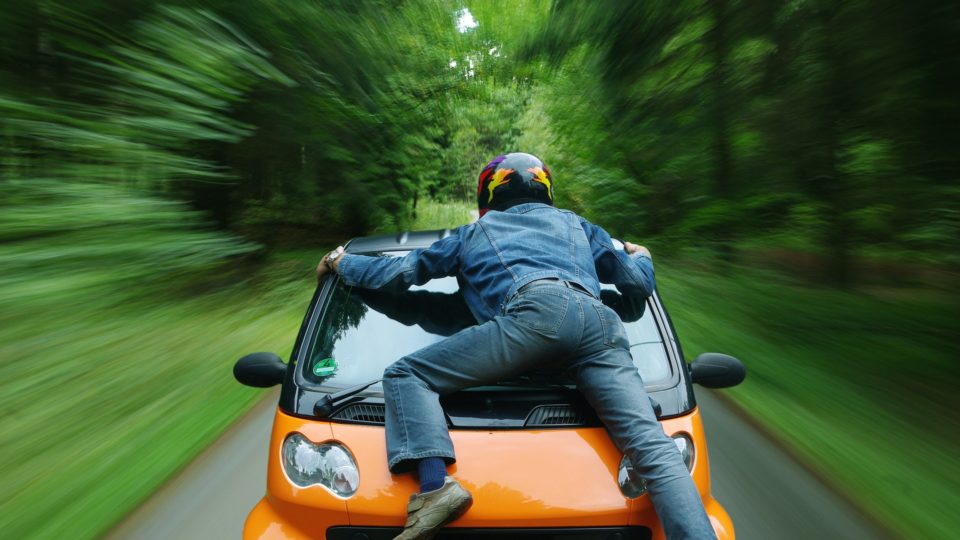 Ciclista é atropelado por caminhão no DF e motorista foge sem prestar socorro; VEJA VÍDEO