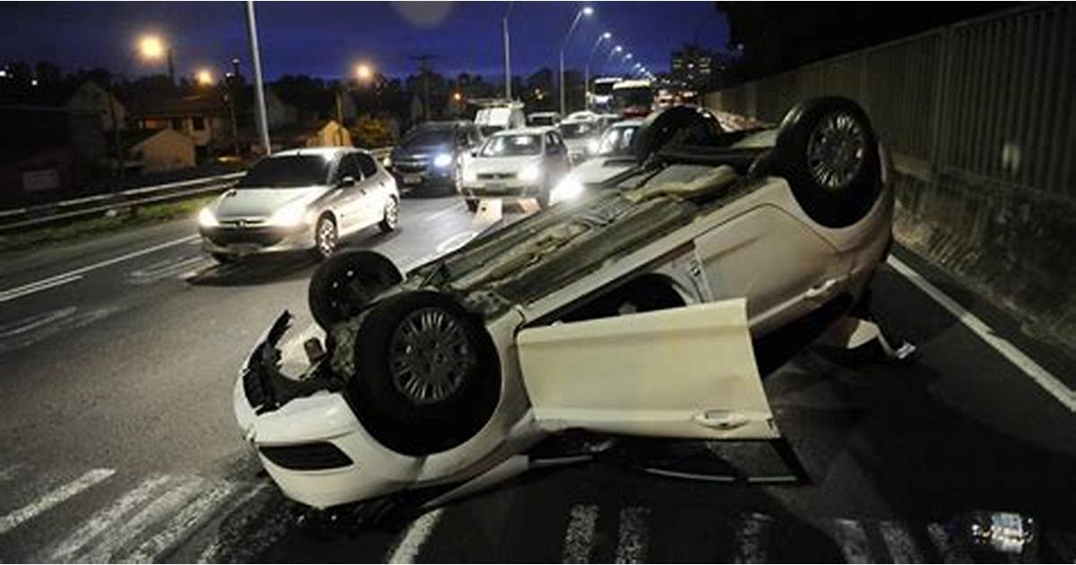 Carro capota em Várzea Grande e intriga moradores