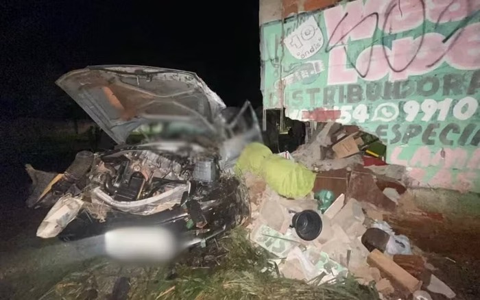 Acidente brutal em Goiânia deixa carro partido ao meio e dois jovens mortos; SAIBA TUDO