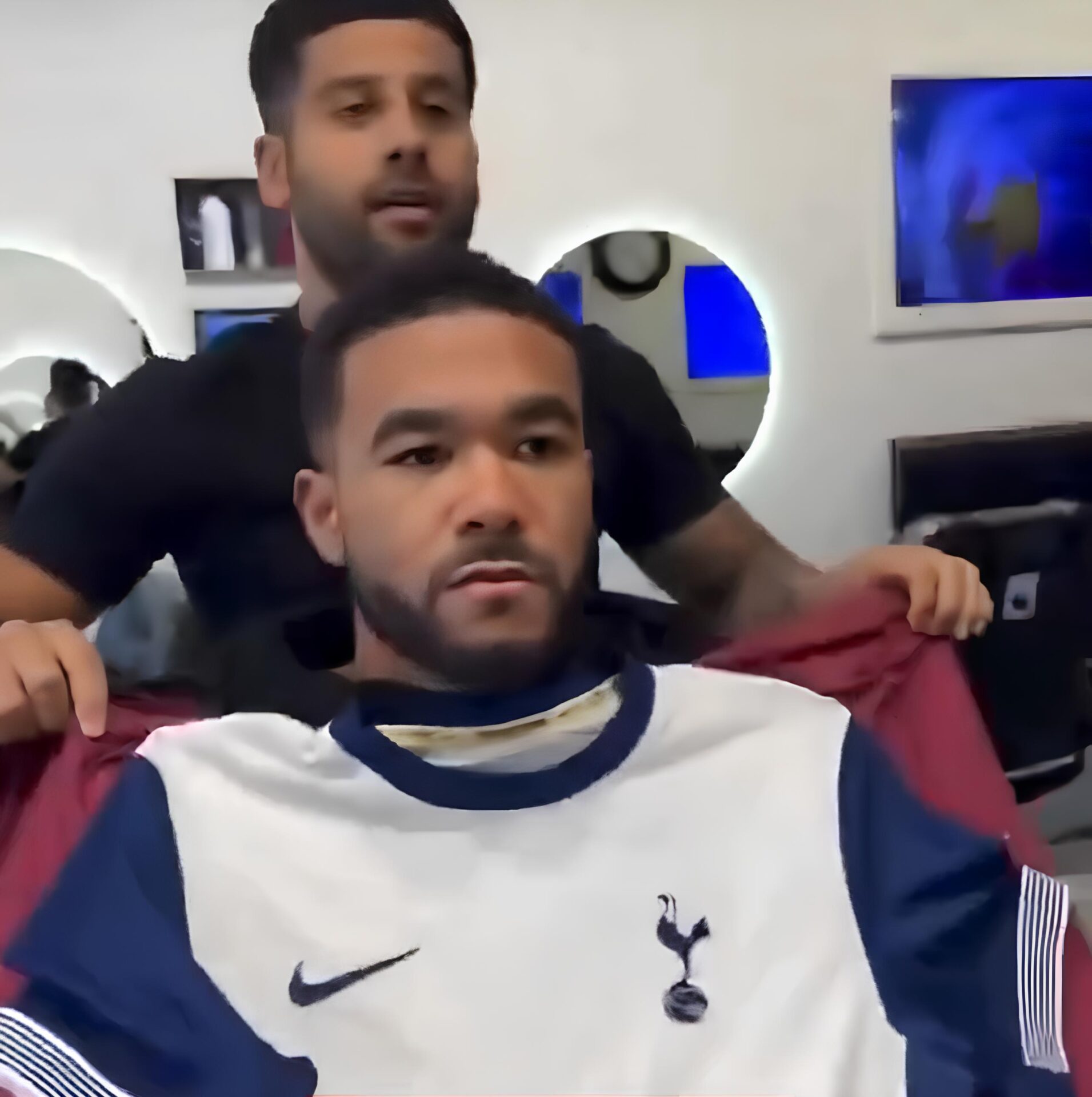 Barbeiro coloca capa com camisa do Tottenham em lateral do Chelsea
