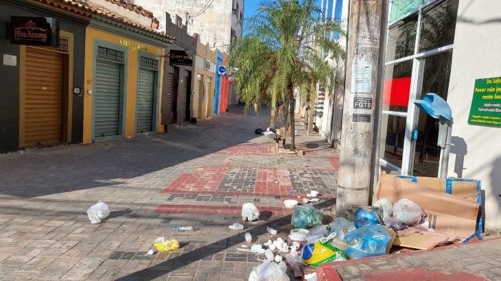 Abandono transforma praça central de Cuiabá em depósito de lixo