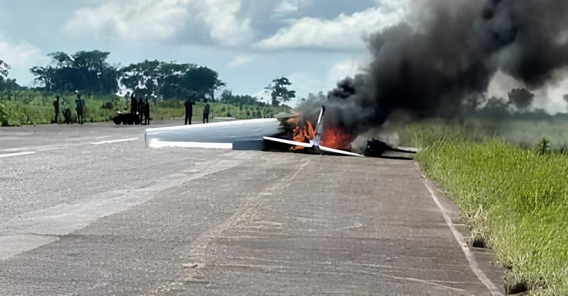 Avião de pequeno porte faz pouso de emergência após pega fogo