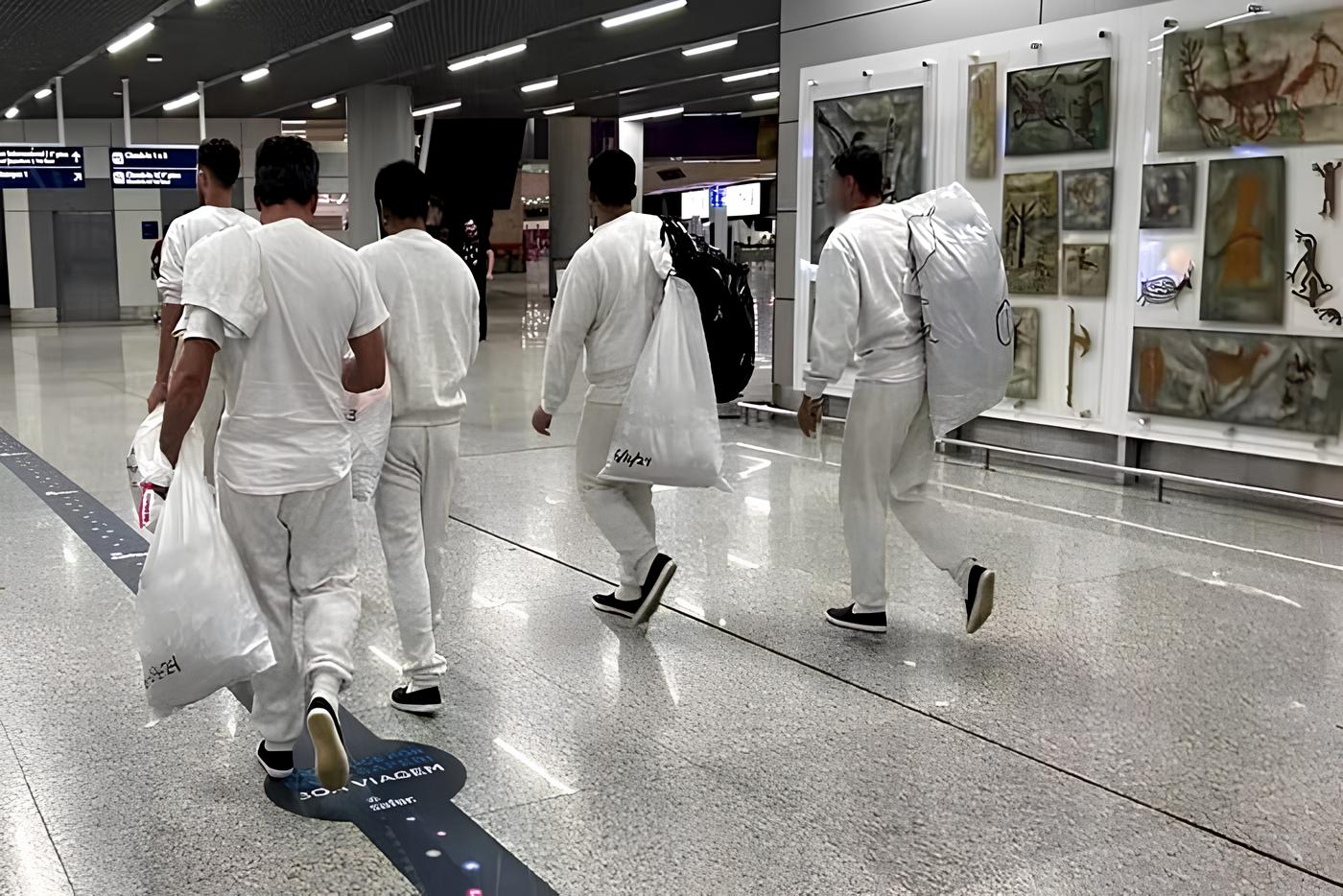Deportados dos EUA chegaram algemados a Manaus e foram soltos pela PF