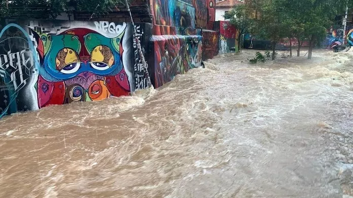 Idoso de 73 anos morre em alagamento após chuva histórica no Beco do Batman em SP; VEJA VÍDEO