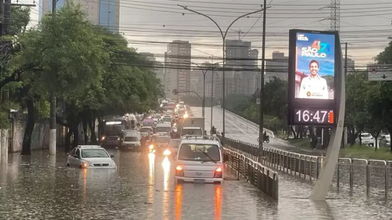 Temporal provoca desabamento de casa em São Paulo e deixa seis pessoas feridas; VEJA VÍDEO