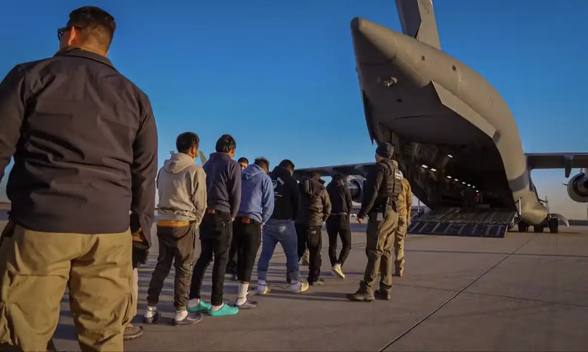 Brasileiros deportados dos EUA denunciam agressões e maus-tratos durante voo; VEJA VÍDEO